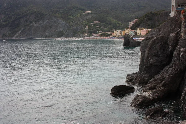 Dovolená v Cinque Terre mezi vysokými skalnatými útesy a Tyrhénským mořem v létě s oblačnou oblohou v ligurii — Stock fotografie