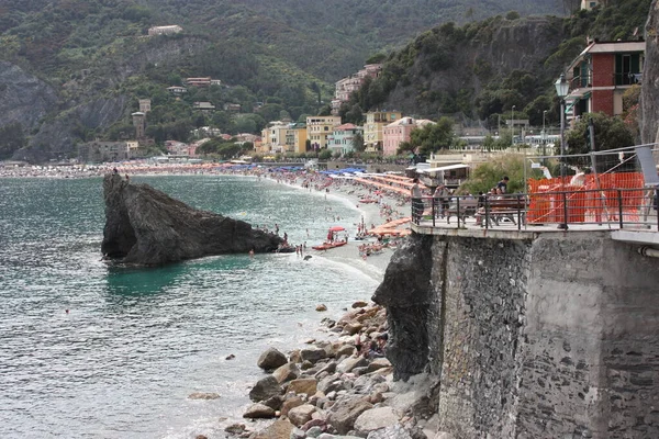 Holiday in the Cinque Terre between the high rocky cliffs and the Tyrrhenian Sea in summer with a cloudy sky in liguria — Stock Photo, Image