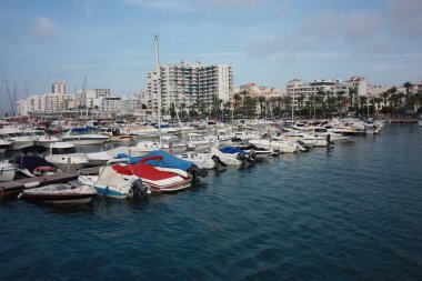 Eivissa 'daki İbiza Limanı' nda mavi sulardaki Balear Adası 'nın Vip bölgesinde tekne ve yatlar demirli.