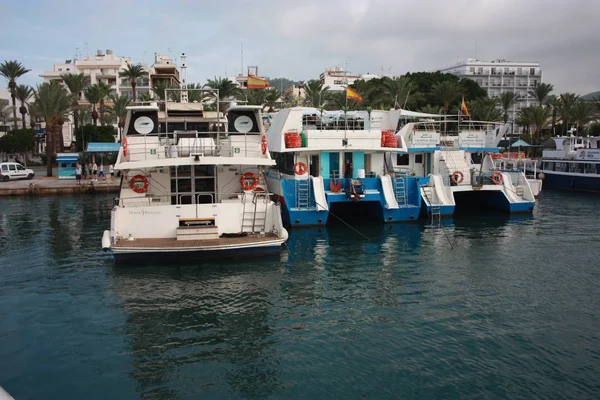 De haven van Ibiza in Eivissa waar boten en jachten zijn verankerd in het Vip gebied van het Balearen eiland in het blauwe water — Stockfoto