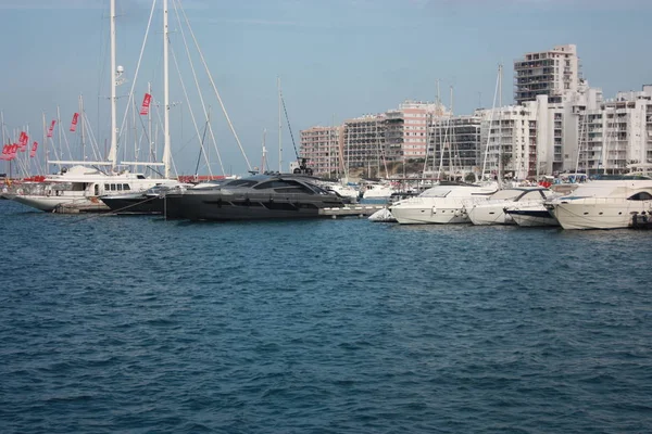 Port Ibiza w Eivissa, gdzie łodzie i jachty są zakotwiczone w obszarze VIP Wyspy Balearów w niebieskiej wodzie — Zdjęcie stockowe