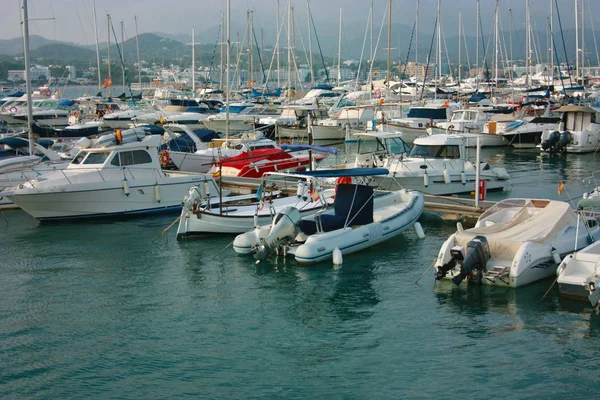 Port Ibiza w Eivissa, gdzie łodzie i jachty są zakotwiczone w obszarze VIP Wyspy Balearów w niebieskiej wodzie — Zdjęcie stockowe
