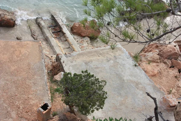 Vacaciones de verano junto al mar entre las playas y las calas salvajes de la naturaleza ibicenca en cala salada —  Fotos de Stock