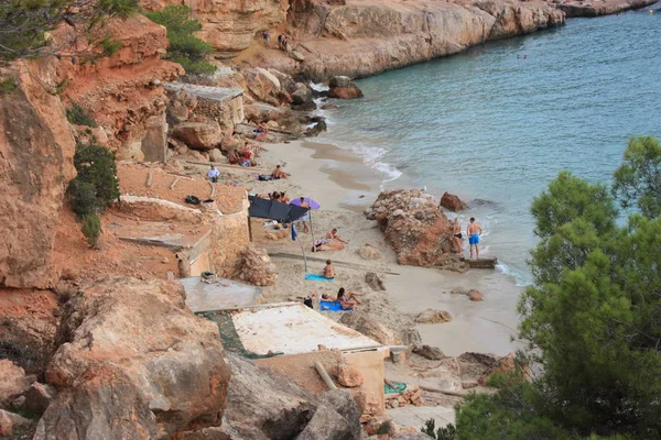 Summer vacation by the sea between the beaches and the wild coves of the Ibizan nature in cala salada — 스톡 사진