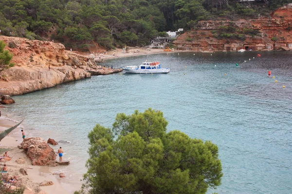 Einen Kreuzfahrturlaub auf dem Meer vor den Klippen und den schönsten Stränden von Ibiza, insbesondere Cala Salada und Cala Saladeta — Stockfoto