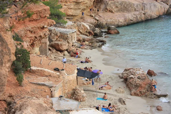 Deniz kıyısında yaz tatili ve Cala Salada 'daki İbizan doğasının vahşi koyları arasında. — Stok fotoğraf