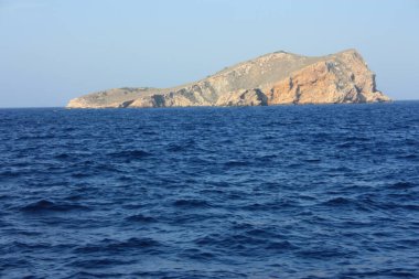 Kayalıklar ve eski askeri kaleler denizin ortasında terk edilmiş.