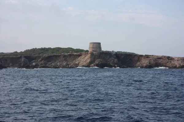 Falésias e antigas fortalezas militares abandonadas no meio do mar — Fotografia de Stock