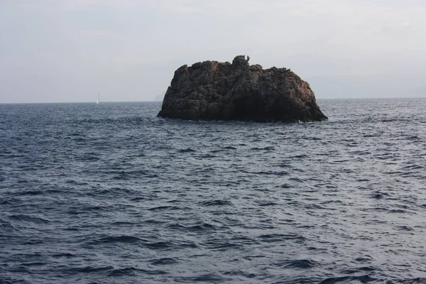Klippor och antika militära fästningar övergivna mitt i havet — Stockfoto