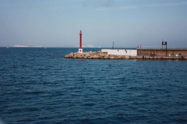 Kayalıklar ve eski askeri kaleler denizin ortasında terk edilmiş.