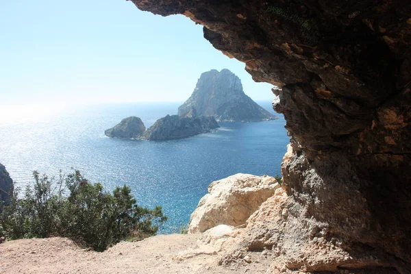 Panorama sobre el mar de jalá Cala D 'Hort entre los acantilados rocosos, rocosos y áridos frente al mar Ibiza azul casi caribeño — Foto de Stock
