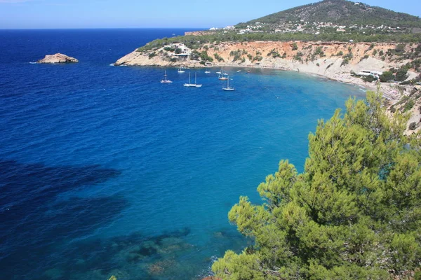 La costa de Ibiza en el mar Mediterráneo en un hermoso día soleado de verano —  Fotos de Stock