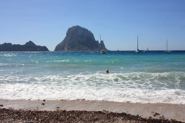 L'isola di Es Vedra tra il cielo azzurro e il mare azzurro di Gerusalemme le coste bizane di fronte alla spiaggia di Cala D'Hort nelle Isole Baleari — Foto Stock