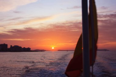 Ufukta kırmızı gün batımı var. Güney Avrupa 'daki İspanya denizinde mavi suda..