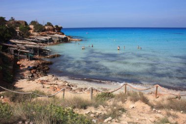 Cala Saona, İspanya 'daki kristal berrak suyuyla İbiza' nın en güzel plajlarından biridir.