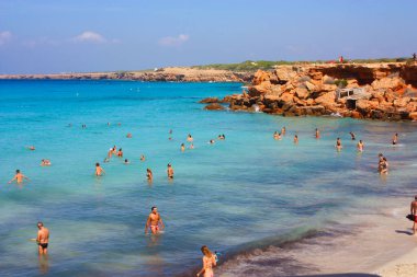 Cala Saona, İspanya 'daki kristal berrak suyuyla İbiza' nın en güzel plajlarından biridir.