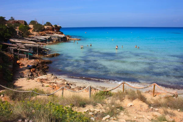 Cala Saona Ibiza Egyik Legszebb Strandja Kristálytiszta Vizével Spanyolországban — Stock Fotó