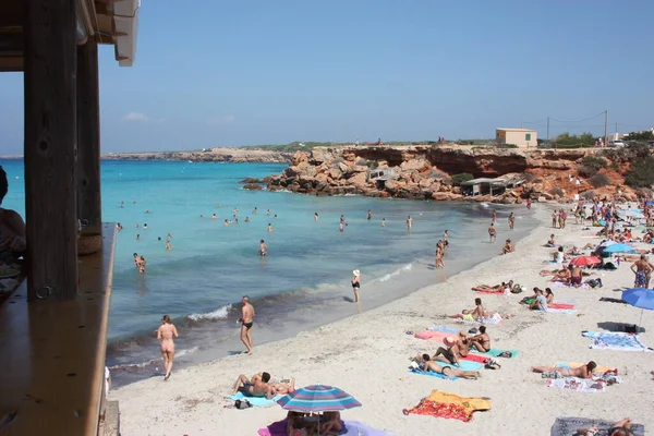 Cala Saona, İspanya 'daki kristal berrak suyuyla İbiza' nın en güzel plajlarından biridir.
