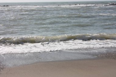 İtalya 'da Versilian Rivierası' nda soğuk ve donuk renkleri olan dalgalı denizleri olan bir kış plajı.