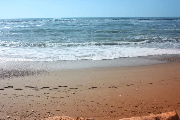 Une Plage Hiver Avec Une Mer Agitée Aux Couleurs Froides — Photo