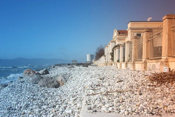 Tenger Homokos Stranddal Sziklák Kilátással Fiat Torony Gazda Carrara Tuscany — Stock Fotó