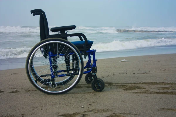 휠체어를 겨울에는 아무도 아프지 해변에 있었다 — 스톡 사진