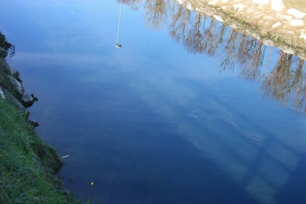 Água Azul Uma Lagoa Pequeno Rio Superfície Qual Reflexo Das — Fotografia de Stock