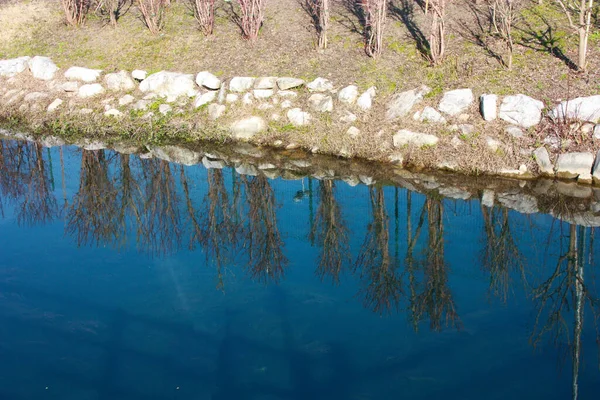 Agua Azul Estanque Pequeño Río Cuya Superficie Refleja Reflejo Las — Foto de Stock