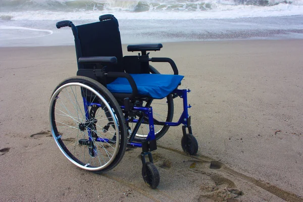 휠체어를 겨울에는 아무도 아프지 해변에 있었다 — 스톡 사진