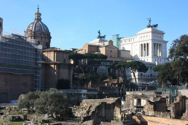ローマとイタリアの帝国フォーラムの美しい歴史的詳細 — ストック写真