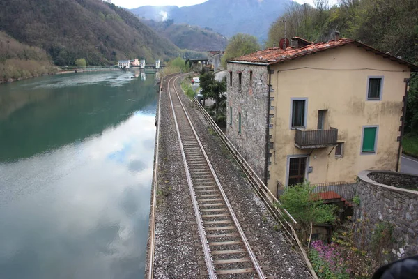 Ποταμός Tuscan Serchio Στο Borgo Ένας Mozzano Και Αντανάκλαση Του — Φωτογραφία Αρχείου