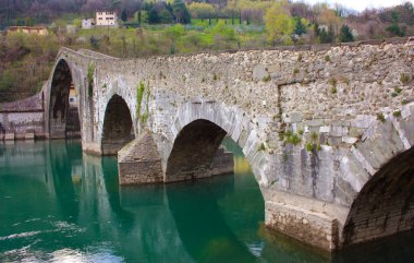 Lucca 'nın ünlü Ponte della Maddalena' sı Borgo 'daki eski bir ortaçağ köyünde bir nehrin üzerine bir tuğla örmüştü.