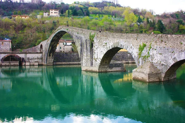 Sugestivní Slavný Ponte Della Maddalena Luccy Postaven Cihlách Přes Řeku — Stock fotografie