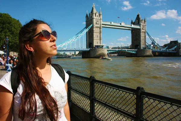 Kız yazın Londra 'da Thames Nehri' ne mavi sularda ve Uk 'taki Londra Köprüsü' ne bakar.