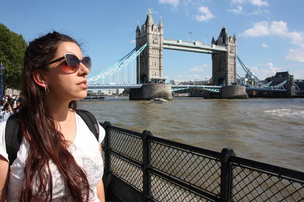 Kız yazın Londra 'da Thames Nehri' ne mavi sularda ve Uk 'taki Londra Köprüsü' ne bakar.