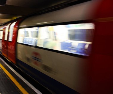 Londra Yeraltı Koronavirüsü zamanında ulaşım araçları neredeyse boş ya da İngiltere 'de.