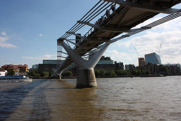 Μια Γέφυρα Πάνω Από Τον Ποταμό Τάμεση Του Λονδίνου Φαίνεται — Φωτογραφία Αρχείου
