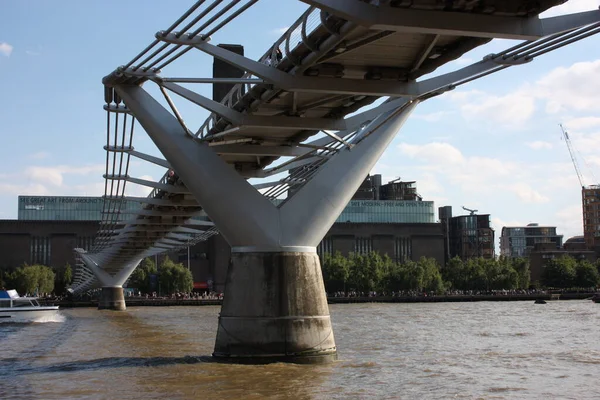 Μια Γέφυρα Πάνω Από Τον Ποταμό Τάμεση Του Λονδίνου Φαίνεται — Φωτογραφία Αρχείου