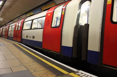 Londra Yeraltı Koronavirüsü zamanında ulaşım araçları neredeyse boş ya da İngiltere 'de.
