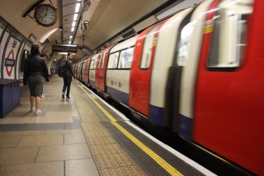 Londra Yeraltı Koronavirüsü zamanında ulaşım araçları neredeyse boş ya da İngiltere 'de.