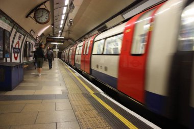 Londra Yeraltı Koronavirüsü zamanında ulaşım araçları neredeyse boş ya da İngiltere 'de.