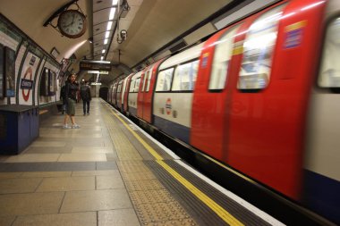 Londra Yeraltı Koronavirüsü zamanında ulaşım araçları neredeyse boş ya da İngiltere 'de.