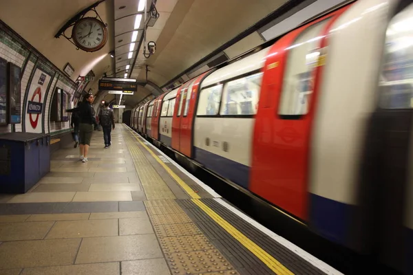 London Tunnelbana Vid Tidpunkten För Coronavirus Transportmedlet Tomt Eller Nästan — Stockfoto