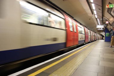 Londra Yeraltı Koronavirüsü zamanında ulaşım araçları neredeyse boş ya da İngiltere 'de.