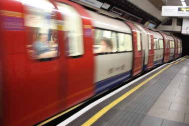 Londra Yeraltı Koronavirüsü zamanında ulaşım araçları neredeyse boş ya da İngiltere 'de.