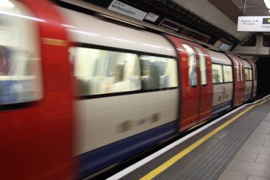 Londra Yeraltı Koronavirüsü zamanında ulaşım araçları neredeyse boş ya da İngiltere 'de.