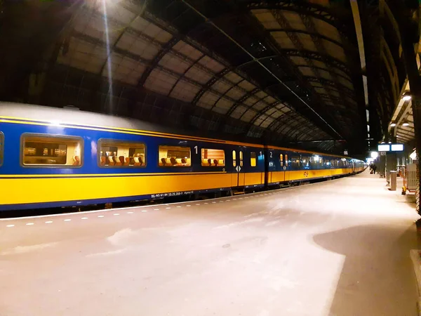 Amsterdam Σιδηροδρομικό Σταθμό Άδειο Νύχτα Χωρίς Μεταφορά Λόγω Του Κινδύνου — Φωτογραφία Αρχείου