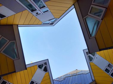 Hollanda 'daki Rotterdam' ın kübik sarı evlerinin çatıları ve detayları