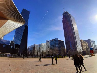 Hollanda 'daki Rotterdam İstasyonu' nun dışında güzel binalar ve modern gökdelenler