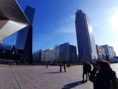 Hollanda 'daki Rotterdam İstasyonu' nun dışında güzel binalar ve modern gökdelenler